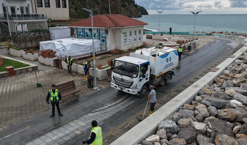 Bursa’da yağışın ardından sahile vuranlar temizlendi