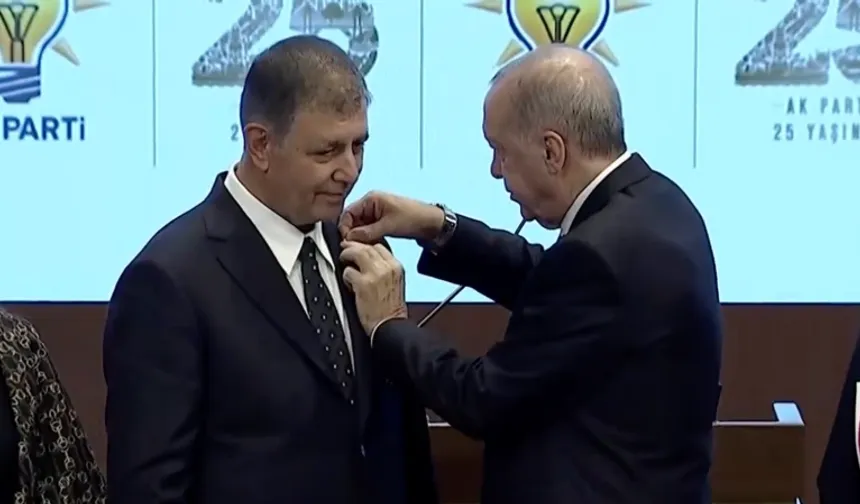Cemil Tugay AK Parti’ye katıldı! Rozeti Cumhurbaşkanı Erdoğan taktı