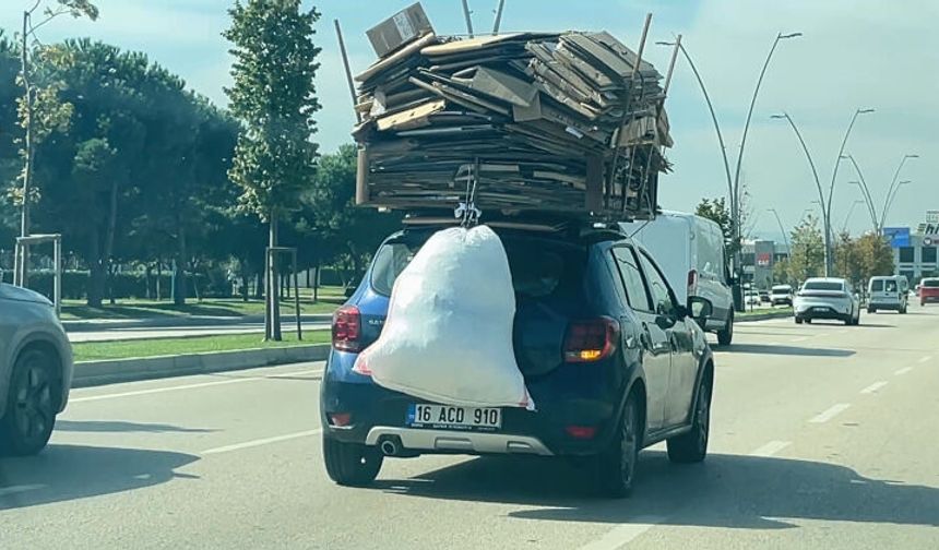Bursa’da trafikte tehlikeli yolculuk! Otomobilin üzerine kartonları yükleyip yola çıktı