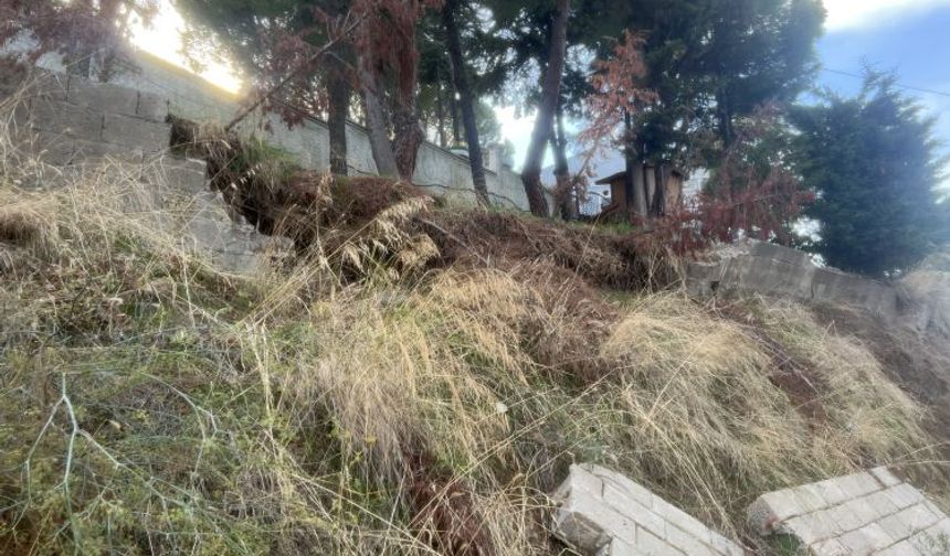 Mudanya'da yağış sonrası duvar çöktü! Beton bloklar yola savruldu