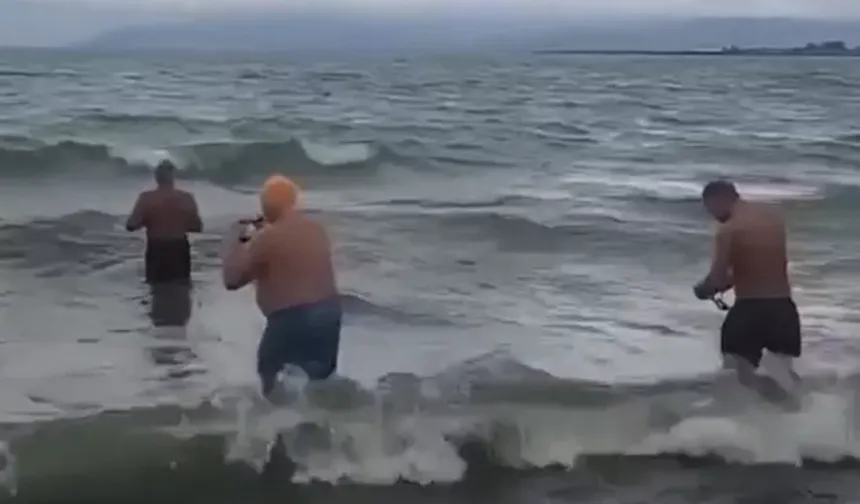 Bursa'da İznik Gölü'nde şaşırtan görüntüler! Soğuk havaya rağmen göle girdiler